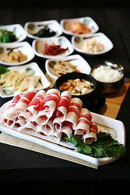 포토 JPG 그릇 접시 채소 식재료 밥 반찬 김치 생고기 육류 사람없음 아웃포커스 소고기 상차림 전 찌개 된장찌개 뚝배기 대나무발 부침개 정식 한정식 공기밥 차돌박이 국내포토 식기 한식 음식 촬영기법 파일형식