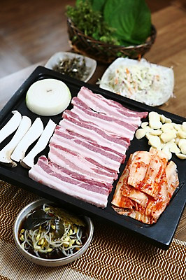 포토 JPG 그릇 접시 채소 양파 김치 마늘 생고기 육류 돼지고기 사람없음 아웃포커스 바구니 버섯 샐러드 상추 구이 양배추 쌈 삼겹살 깻잎 불판 멸치볶음 새송이버섯 콩나물국 나무배경 국내포토 식기 한식 음식 백그라운드 식재료 촬영기법 볶음 국물 파일형식