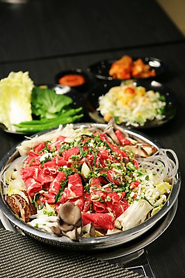 포토 JPG 그릇 접시 채소 고추 반찬 생고기 육류 사람없음 아웃포커스 버섯 소고기 가스레인지 냄비 배추 팽이버섯 전골 파 당면 국내포토 식기 음식 식재료 촬영기법 가전제품 레인지 솥 파일형식