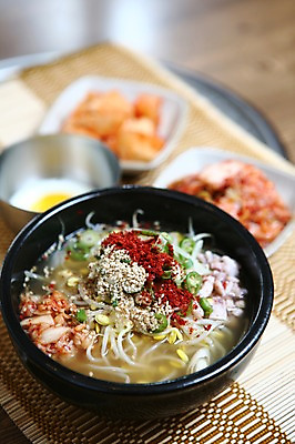 포토 JPG 그릇 접시 한식 음식 채소 반찬 김치 사람없음 아웃포커스 계란 깍두기 뚝배기 국 깨 콩나물 파 고춧가루 콩나물국 콩나물해장국 해장국 국내포토 식기 식재료 촬영기법 알 조미료 가루 나물 국물 파일형식