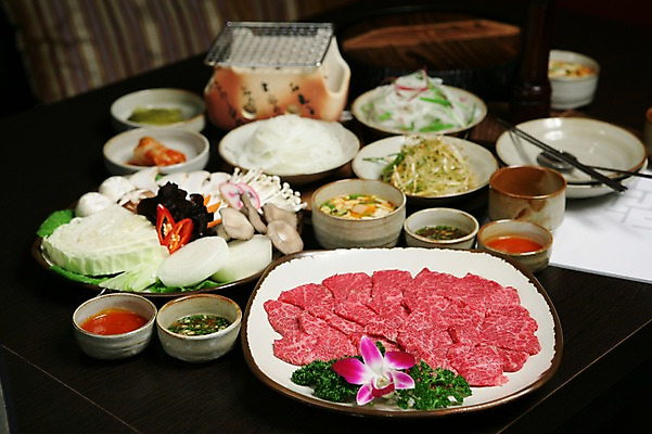 포토 JPG 그릇 접시 꽃 채소 젓가락 고추 반찬 양파 수저 파슬리 생고기 육류 사람없음 아웃포커스 숟가락 버섯 소고기 그릴 양배추 팽이버섯 물김치 파무침 파절이 일본음식 국내포토 식물 식기 음식 식재료 주방용품 김치 촬영기법 무침 파일형식