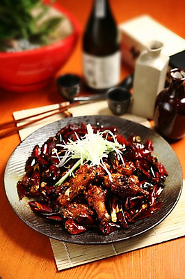 포토 JPG 그릇 접시 음식 채소 젓가락 고추 술병 잔 육류 사람없음 아웃포커스 컵 닭고기 닭 병 안주 볶음 대나무발 닭다리 파 닭볶음 일본음식 국내포토 식기 식재료 조류 병_용기 주류 촬영기법 수저 파일형식