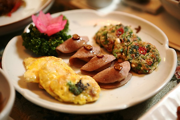 포토 JPG 한국문화 한국전통 전통 그릇 접시 한식 음식 채소 파슬리 근접촬영 사람없음 아웃포커스 장식 전통음식 동그랑땡 전 대추 부침개 모듬전 전병 국내포토 동양문화 식기 뷰포인트 한국 촬영기법 과자 파일형식