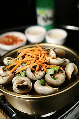 포토 JPG 그릇 접시 한식 음식 채소 술잔 술병 김치 잔 근접촬영 사람없음 아웃포커스 컵 당근 골뱅이 가스레인지 병 냄비 안주 파 막걸리 동동주 국내포토 식기 뷰포인트 병_용기 어패류 뿌리채소 주류 촬영기법 가전제품 레인지 솥 파일형식