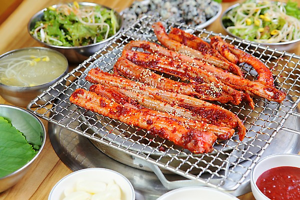 포토 JPG 그릇 접시 한식 음식 채소 밥 반찬 마늘 어류 사람없음 아웃포커스 그릴 구이 장어 매움 생선요리 국 깻잎 깨 불판 주먹밥 장어구이 겉절이 콩나물국 국내포토 식기 식재료 주방용품 김치 촬영기법 수중동물 조미료 맛 국물 파일형식