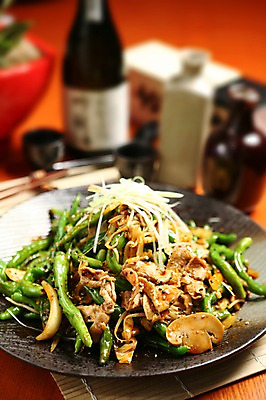 포토 JPG 그릇 접시 음식 채소 젓가락 고추 양파 술병 잔 육류 사람없음 아웃포커스 컵 버섯 병 볶음 파 고기볶음 일본음식 국내포토 식기 식재료 병_용기 주류 촬영기법 수저 파일형식