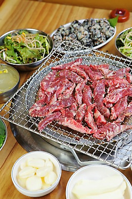 포토 JPG 그릇 접시 채소 식재료 밥 마늘 생고기 육류 요리 사람없음 소고기 그릴 구이 불판 주먹밥 겉절이 콩나물국 국내포토 식기 음식 주방용품 김치 국물 파일형식