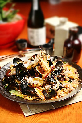 포토 JPG 그릇 접시 음식 젓가락 술병 조개 새우 사람없음 아웃포커스 해물요리 면류 면 병 해산물 우동 홍합 대나무발 가츠오부시 볶음면 볶음우동 해물우동 일본음식 국내포토 식기 식재료 병_용기 어패류 주류 촬영기법 수저 갑각류 파일형식