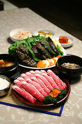 포토 JPG 그릇 접시 채소 식재료 고추 호박 밥 반찬 양파 김치 파슬리 생고기 육류 사람없음 버섯 당근 샐러드 소고기 상추 찌개 된장찌개 배추 뚝배기 쌈 공기밥 쌈밥 국내포토 식기 한식 음식 뿌리채소 파일형식