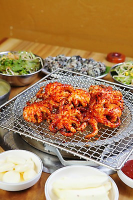 포토 JPG 그릇 접시 한식 음식 밥 마늘 사람없음 아웃포커스 해물요리 그릴 구이 매움 불판 낙지 주먹밥 계란찜 겉절이 낙지구이 국내포토 식기 채소 주방용품 김치 연체동물 촬영기법 수중동물 맛 계란요리 해산물 찜 파일형식