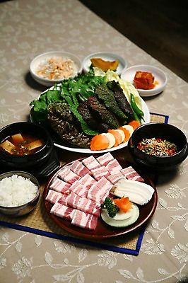 포토 JPG 그릇 접시 채소 식재료 고추 호박 반찬 양파 김치 파슬리 생고기 육류 돼지고기 사람없음 버섯 당근 샐러드 식탁보 상추 된장찌개 뚝배기 쌈 삼겹살 공기밥 배추잎 쌈밥 국내포토 식기 한식 음식 밥 뿌리채소 찌개 배추 파일형식