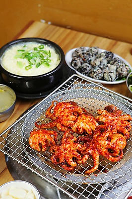 포토 JPG 그릇 접시 한식 음식 밥 마늘 사람없음 아웃포커스 해물요리 그릴 구이 뚝배기 매움 불판 낙지 주먹밥 계란찜 낙지구이 국내포토 식기 채소 주방용품 연체동물 촬영기법 수중동물 맛 계란요리 해산물 찜 파일형식