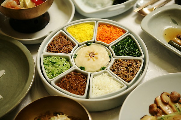 포토 JPG 한국문화 한국전통 전통 그릇 접시 한식 음식 채소 사람없음 계란 버섯 당근 전통음식 나물 대추 잣 지단 구절판 궁중음식 밀전병 전병 국내포토 동양문화 식기 뿌리채소 한국 과자 알 견과류 고명 파일형식