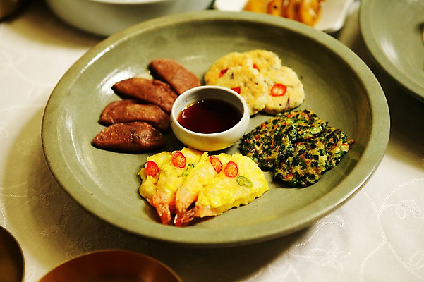 포토 JPG 한국문화 한국전통 전통 그릇 접시 한식 음식 새우 사람없음 전통음식 동그랑땡 전 간장 부침개 모듬전 전병 국내포토 동양문화 식기 한국 갑각류 과자 양념 파일형식