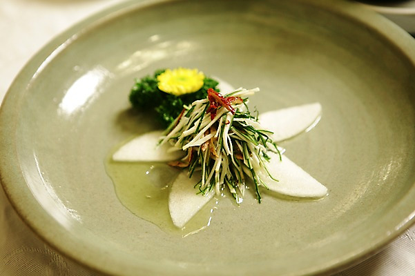 포토 JPG 한국문화 한국전통 전통 그릇 접시 꽃 한식 음식 채소 오이 근접촬영 사람없음 아웃포커스 장식 전통음식 배 대추 냉채 채썰기 국내포토 식물 동양문화 식기 뷰포인트 과일 한국 촬영기법 자르기 파일형식