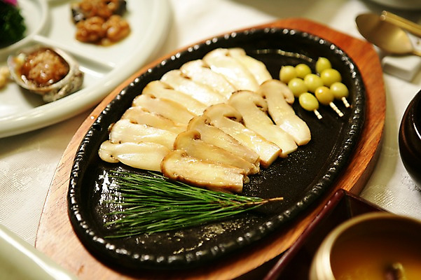 포토 JPG 한국문화 한국전통 전통 그릇 접시 한식 음식 채소 젓가락 수저 사람없음 아웃포커스 숟가락 버섯 전통음식 견과류 꼬치 구이 철판 솔잎 전복 버섯구이 철판요리 은행열매 국내포토 동양문화 식기 열매 잎 어패류 한국 촬영기법 파일형식