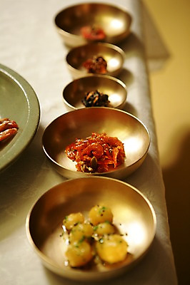 포토 JPG 한식 음식 반찬 새우 사람없음 아웃포커스 상차림 일렬 한정식 놋그릇 새우볶음 은행열매 국내포토 그릇 열매 촬영기법 갑각류 볶음 정식 파일형식