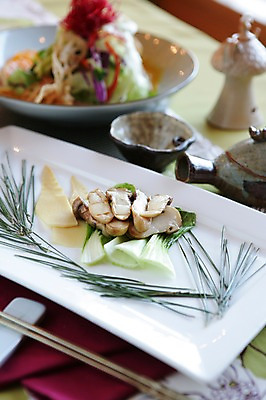 포토 JPG 그릇 접시 한식 음식 잎 채소 젓가락 주전자 잔 근접촬영 사람없음 아웃포커스 컵 버섯 청경채 솔잎 버섯요리 국내포토 식물 식기 뷰포인트 주방용품 촬영기법 수저 파일형식