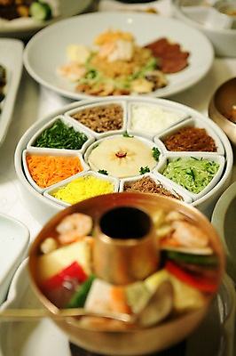 포토 JPG 한국전통 전통 그릇 접시 한식 음식 채소 새우 사람없음 아웃포커스 계란 당근 전통음식 냄비 국자 탕 나물 구절판 궁중음식 신선로 국내포토 식기 주방용품 뿌리채소 한국 촬영기법 갑각류 알 솥 파일형식