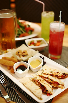 포토 JPG 그릇 접시 음료 음식 빵 포크 잔 맥주 서양음식 사람없음 아웃포커스 컵 주스 샐러드 튀김 나이프 피클 멕시코음식 케사디야 국내포토 식기 주류 촬영기법 칼 절임 파일형식