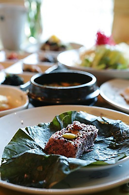 포토 JPG 그릇 접시 한식 음식 반찬 사람없음 아웃포커스 연잎 뚝배기 연잎밥 국내포토 식기 잎 밥 촬영기법 파일형식