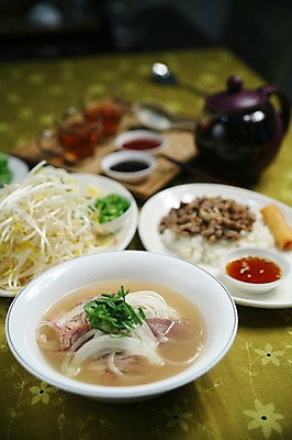 포토 JPG 그릇 접시 음식 채소 젓가락 고추 밥 주전자 양파 잔 쟁반 수저 육류 사람없음 아웃포커스 컵 숟가락 면류 면 차 찻잔 국수 덮밥 파 동남아음식 베트남음식 숙주나물 쌀국수 춘권 국내포토 식기 음료 식재료 주방용품 촬영기법 나물 파일형식