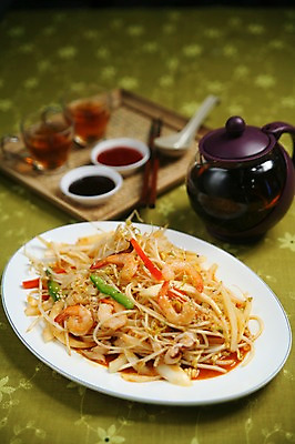 포토 JPG 그릇 접시 음식 채소 젓가락 주전자 잔 새우 쟁반 수저 사람없음 아웃포커스 컵 숟가락 면류 면 차 찻잔 국수 동남아음식 베트남음식 볶음면 숙주나물 쌀국수 국내포토 식기 음료 주방용품 촬영기법 갑각류 나물 파일형식