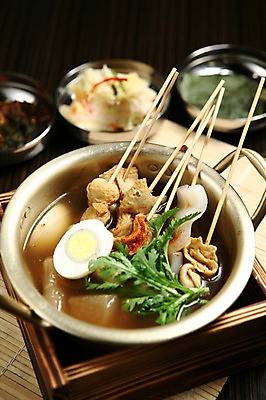 포토 JPG 그릇 접시 음식 채소 쟁반 사람없음 아웃포커스 꼬치 냄비 어묵 어묵꼬치 쑥갓 삶은계란 곤약 어묵탕 일본음식 국내포토 식기 촬영기법 계란 솥 계란요리 탕 파일형식