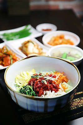 포토 JPG 그릇 접시 한식 음식 채소 고추 반찬 김치 육류 사람없음 아웃포커스 계란 당근 소고기 회 대접 무 나물 비빔밥 쌈장 무순 시금치 잣 육회 육회비빔밥 국내포토 식기 식재료 뿌리채소 촬영기법 생고기 알 견과류 양념 새싹채소 파일형식