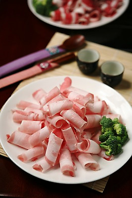 포토 JPG 그릇 접시 채소 식재료 젓가락 잔 수저 생고기 육류 돼지고기 사람없음 아웃포커스 숟가락 브로콜리 삼겹살 대나무발 대패삼겹살 갈색배경 국내포토 식기 백그라운드 촬영기법 갈색 파일형식