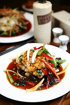 포토 JPG 그릇 접시 음식 채소 술잔 젓가락 양파 술병 피망 잔 콩 육류 근접촬영 사람없음 아웃포커스 컵 중식 튀김 병 완두콩 목이버섯 국내포토 식기 뷰포인트 식재료 병_용기 곡류 주류 촬영기법 수저 버섯 파일형식