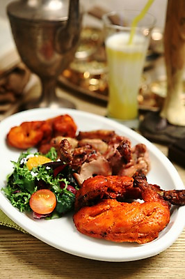 포토 JPG 그릇 접시 음료 음식 채소 방울토마토 잔 육류 빨대 사람없음 아웃포커스 컵 치킨 닭고기 주스 닭 닭다리 인도음식 동남아음식 국내포토 식기 토마토 식재료 조류 촬영기법 닭고기요리 동양음식 파일형식