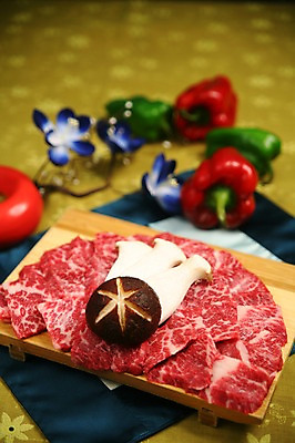 포토 JPG 그릇 꽃 채소 식재료 피망 생고기 육류 사람없음 아웃포커스 버섯 소고기 조각보 도마체조 국내포토 식물 식기 촬영기법 보자기_천 체조 파일형식