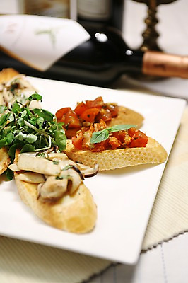 포토 JPG 그릇 접시 음식 빵 토마토 채소 서양음식 사람없음 아웃포커스 장식 와인 샐러드 병 바게트 와인병 바질 국내포토 식기 병_용기 주류 촬영기법 파일형식