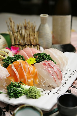 포토 JPG 그릇 접시 꽃 음식 채소 술병 잔 파슬리 어류 근접촬영 사람없음 아웃포커스 장식 컵 초밥 생선회 회 병 고추냉이 머스터드 무순 일본음식 국내포토 식물 식기 뷰포인트 병_용기 주류 촬영기법 수중동물 양념 소스_음식 새싹채소 파일형식