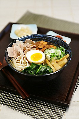 포토 JPG 그릇 접시 음식 채소 젓가락 반찬 쟁반 육류 사람없음 아웃포커스 계란 대접 라멘 라면 면류 면 파 삶은계란 락교 숙주나물 일본음식 국내포토 식기 식재료 촬영기법 수저 알 계란요리 나물 염교 파일형식