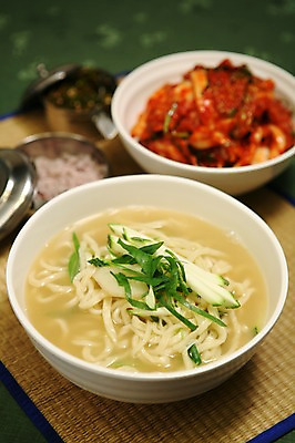 포토 JPG 그릇 한식 음식 채소 호박 밥 김치 감자 사람없음 아웃포커스 대접 면류 면 양념 돗자리 파 칼국수 국내포토 식기 촬영기법 국수 파일형식