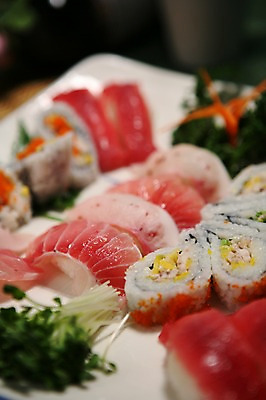 포토 JPG 그릇 접시 음식 채소 어류 근접촬영 사람없음 아웃포커스 초밥 생선초밥 김밥 롤 무순 캘리포니아롤 일본음식 국내포토 식기 뷰포인트 촬영기법 수중동물 새싹채소 파일형식