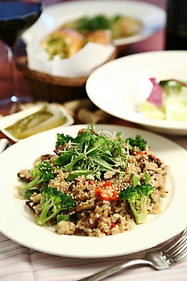 포토 JPG 그릇 접시 음식 포크 채소 와인잔 밥 잔 서양음식 사람없음 아웃포커스 장식 컵 와인 브로콜리 볶음밥 리조또 국내포토 식기 술잔 주류 촬영기법 파일형식