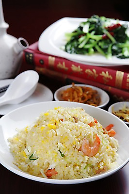 포토 JPG 그릇 접시 채소 반찬 술병 새우 사람없음 아웃포커스 책 중식 숟가락 볶음밥 새우볶음밥 국내포토 식기 음식 병_용기 주류 촬영기법 수저 갑각류 파일형식