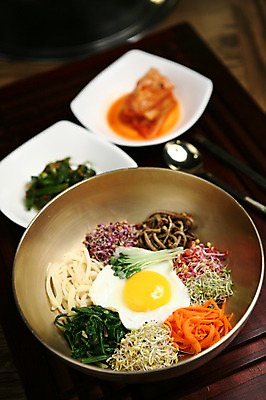 포토 JPG 그릇 접시 한식 음식 채소 젓가락 반찬 김치 수저 사람없음 아웃포커스 새싹 숟가락 당근 대접 계란프라이 나물 비빔밥 전통문 콩나물 무순 시금치 고사리 도라지 반숙 새싹비빔밥 국내포토 식물 식기 뿌리채소 촬영기법 문 계란요리 새싹채소 파일형식