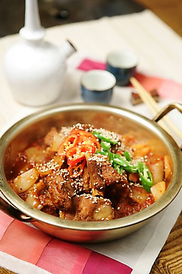 포토 JPG 한식 음식 채소 술잔 젓가락 고추 양파 술병 잔 육류 사람없음 아웃포커스 컵 병 냄비 안주 찜 갈비 깨 호리병 조각보 갈비찜 국내포토 식기 식재료 병_용기 주류 촬영기법 수저 보자기_천 조미료 솥 파일형식