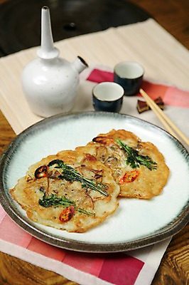 포토 JPG 그릇 접시 한식 음식 술잔 젓가락 술병 잔 사람없음 아웃포커스 컵 병 전 안주 부침개 호리병 조각보 국내포토 식기 병_용기 주류 촬영기법 수저 보자기_천 파일형식