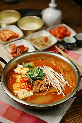 포토 JPG 그릇 접시 한식 음식 술잔 젓가락 고추 반찬 술병 김치 사람없음 아웃포커스 버섯 냄비 찌개 깍두기 두부 팽이버섯 파 막걸리 조각보 김치찌개 동동주 국내포토 식기 채소 병_용기 잔 주류 촬영기법 수저 보자기_천 솥 파일형식