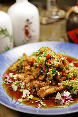 포토 JPG 그릇 접시 음식 고추 술병 육류 근접촬영 사람없음 아웃포커스 중식 튀김 양념 병 탕수육 국내포토 식기 뷰포인트 채소 식재료 병_용기 주류 촬영기법 파일형식