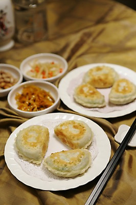 포토 JPG 그릇 접시 음식 젓가락 반찬 사람없음 아웃포커스 중식 만두 군만두 국내포토 식기 촬영기법 수저 파일형식