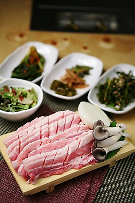 포토 JPG 그릇 접시 채소 식재료 반찬 양파 생고기 육류 돼지고기 사람없음 아웃포커스 버섯 삼겹살 칼집 겉절이 나무도마 나무탁자 국내포토 식기 음식 탁자 김치 도마 촬영기법 목재 파일형식