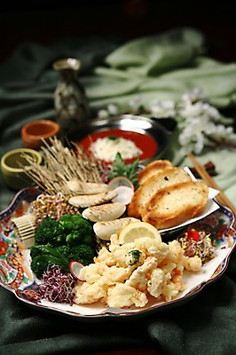 포토 JPG 그릇 접시 꽃 음식 빵 채소 술잔 젓가락 술병 잔 사람없음 아웃포커스 컵 새싹 튀김 소시지 병 바게트 브로콜리 마늘빵 일본음식 국내포토 식물 식기 병_용기 주류 촬영기법 수저 가공식품 파일형식