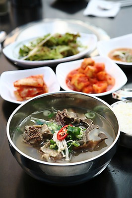 포토 JPG 그릇 접시 한식 고추 밥 반찬 김치 사람없음 아웃포커스 대접 깍두기 파 갈비탕 겉절이 국내포토 식기 음식 채소 촬영기법 탕 파일형식