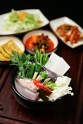 포토 JPG 그릇 접시 한식 채소 고추 반찬 김치 사람없음 아웃포커스 해물요리 무 해산물 뚝배기 생선요리 두부 팽이버섯 파 쑥갓 다시마 대구탕 동태탕 생태탕 나무배경 국내포토 식기 음식 백그라운드 뿌리채소 촬영기법 어류 버섯 해조류 탕 파일형식